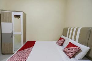Ein Bett oder Betten in einem Zimmer der Unterkunft OYO 90981 X2 Homestay
