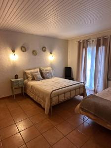 Postel nebo postele na pokoji v ubytování Maison de village en pierre