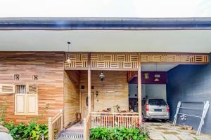 a house with a car parked outside of it at OYO Homes 91067 Desa Wisata Santanamekar in Rajapolah