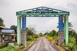 an archway over a dirt road at OYO Homes 91067 Desa Wisata Santanamekar in Rajapolah