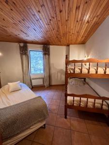 Saint-Laurent-de-CerdansにあるMaison de village en pierreのギャラリーの写真