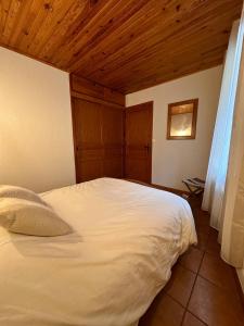 Saint-Laurent-de-CerdansにあるMaison de village en pierreのギャラリーの写真