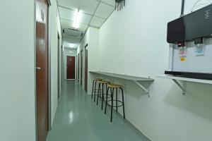 TV a/nebo společenská místnost v ubytování SPOT ON 90500 Sri Rampai Metro Hostel