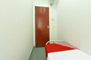 Postel nebo postele na pokoji v ubytování SPOT ON 90500 Sri Rampai Metro Hostel