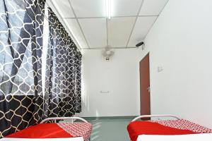 Postel nebo postele na pokoji v ubytování SPOT ON 90500 Sri Rampai Metro Hostel