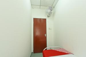 Postel nebo postele na pokoji v ubytování SPOT ON 90500 Sri Rampai Metro Hostel