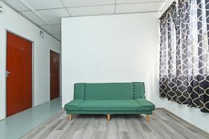 Posezení v ubytování SPOT ON 90500 Sri Rampai Metro Hostel