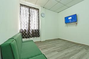 TV a/nebo společenská místnost v ubytování SPOT ON 90500 Sri Rampai Metro Hostel