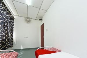 Postel nebo postele na pokoji v ubytování SPOT ON 90500 Sri Rampai Metro Hostel