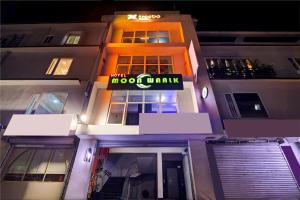 un edificio con un cartello "Mood Walk" sopra di Treebo Moon Waalk, Patia a Bhubaneshwar