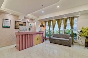 una hall con reception e sedia di Treebo Moon Waalk, Patia a Bhubaneshwar