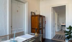 un ufficio con scrivania in vetro e mobile in legno di Hotel Aahøj a Sæby
