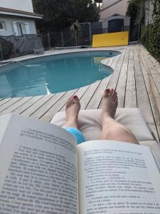 Πισίνα στο ή κοντά στο Studio with garden and pool, easy Nîmes access