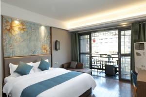 凤凰Xizha River View Homestay的带大床和阳台的酒店房间