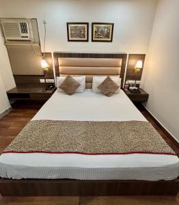Postel nebo postele na pokoji v ubytování Satyam Room