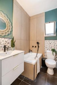 een badkamer met toilet, wastafel en bad bij Cozy Givat Ada Countryside Stay in Giv‘at ‘Ada +32 foto's