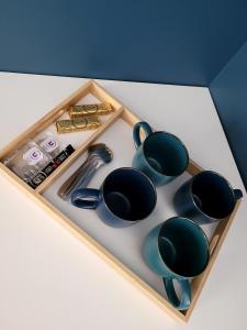 シャンブルトーにあるStudio indépendant à 5 minutes du Puy DuFouの木のトレイ(茶碗など)