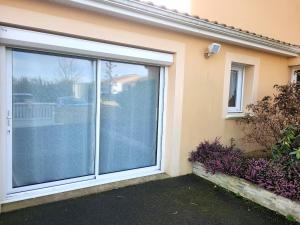 シャンブルトーにあるStudio indépendant à 5 minutes du Puy DuFouの家の引き戸