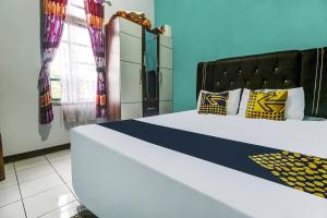 Ένα ή περισσότερα κρεβάτια σε δωμάτιο στο Hotel O Desa Wisata Selamanik Ciamis