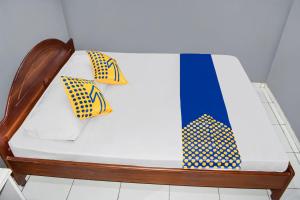 Postel nebo postele na pokoji v ubytování Hotel O Penginapan Widodo