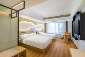 TV a/nebo společenská místnost v ubytování VyLuk Wei Lai Hotel Beijing Shijingshan District Hotel 蔚徠酒店 北京石景山万达广场首钢园八宝山地铁站店 + 42 fotografií