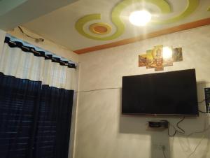 TV a/nebo společenská místnost v ubytování "Om Sadan" Guest House Ayodhya Dhaam + 35 fotografií