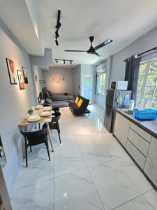 Η κουζίνα ή μικρή κουζίνα στο Cozy Retreat Homestay Kuala Terengganu