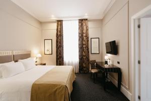 Postel nebo postele na pokoji v ubytování Grand Hotel Yerevan - Small Luxury Hotels of the World + 37 fotografií