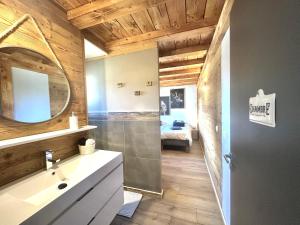 Koupelna v ubytování Chalet le petit Nicolas, jacuzzi, vue Mont Blanc