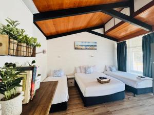 Jetty Motel The Entrance客房内的一张或多张床位