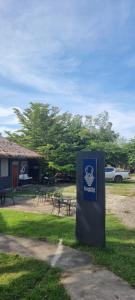 莫阿尔博阿Kugita Bed and Dine的草上野餐桌公园的标志