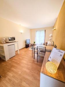 Photo de la galerie de l'établissement Duplex de charme près du golf, wifi et parking, à Bellême