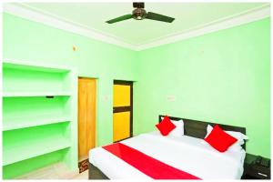 Voodi või voodid majutusasutuse Hotel Bhubaneswar MADISON INN PATIA toas