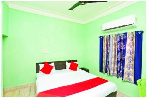 Voodi või voodid majutusasutuse Hotel Bhubaneswar MADISON INN PATIA toas
