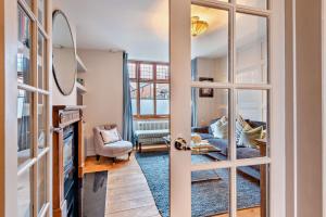 ein Flur mit einem Wohnzimmer mit einer Couch und einem Spiegel in der Unterkunft Shrewsbury Townhouse - Free Parking in Shrewsbury