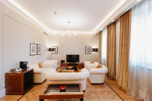 TV a/nebo společenská místnost v ubytování Grand Hotel Yerevan - Small Luxury Hotels of the World