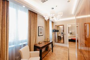 Ένα ή περισσότερα κρεβάτια σε δωμάτιο στο Grand Hotel Yerevan - Small Luxury Hotels of the World