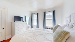 Ένα ή περισσότερα κρεβάτια σε δωμάτιο στο Huge 2 Bed, 2 Baths, Harvard, Porter Davis Sq