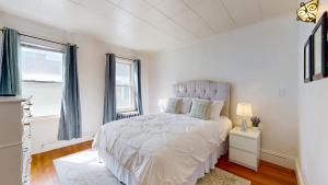 Ένα ή περισσότερα κρεβάτια σε δωμάτιο στο Huge 2 Bed, 2 Baths, Harvard, Porter Davis Sq