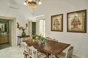 a dining room with a wooden table and chairs at Apartamentos Casa Palacio Vida in Espejo