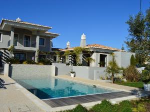 カルヴォエイロにあるModern villa with swimming pool near Carvoeiroのヴィラ(家の前にスイミングプール付)