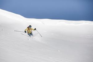 een persoon is aan het skiën op een sneeuw bedekte helling bij Valbella Resort in Valbella