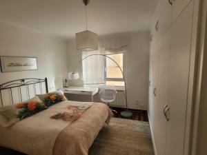 ein Schlafzimmer mit einem Bett mit Blumen darauf in der Unterkunft Grupo Gontad Apartamento Rompeolas in Laxe