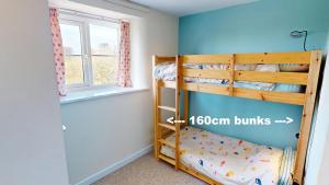 Saddle Cottage في بينزانس: غرفة نوم بها سريرين بطابقين ونافذة +17 صورة