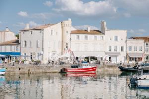 圣马丹德雷图拉斯酒店的建筑物前水中的红船