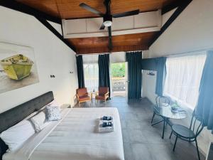 安特兰斯Jetty Motel The Entrance的带一张大床和一张桌子的卧室