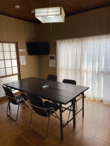 Takaikami-jimaにあるなたおれの木のカンファレンスルーム(テーブル、椅子付)