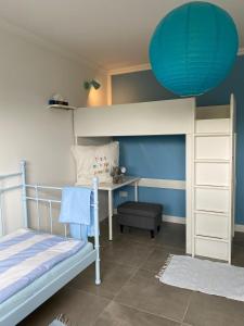 a bedroom with a bunk bed and a desk at Heidequartier Ferienwohnung in Bispingen