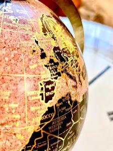 a close up of a globe on a table at Sunny Suite by Leslodgespa - Studio moderne et coloré, proche de Bâle et de l'aéroport in Blotzheim