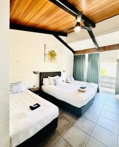 Jetty Motel The Entrance客房内的一张或多张床位
